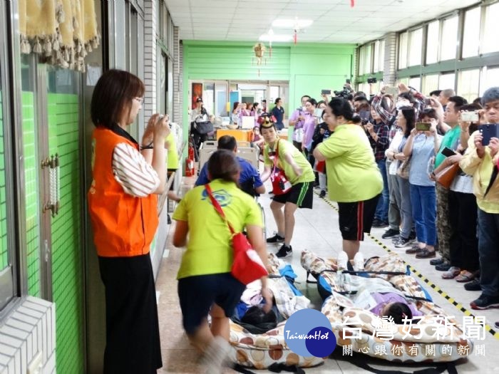 因應近年來全台多起機構火災造成住民傷亡之事件，桃園市政府衛生局，辦理護理之家夜間災害示範消防演練。