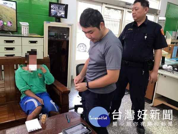 男子迷途路倒街頭,所幸土庫所員警及時予以協助,讓男子平安返家與家人團聚。(記者陳昭宗翻攝)