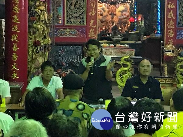 口湖所與蚵寮守望相助隊舉辦「社區治安會議」，北港分局長王立德率各單位主管參與座談，現場警民互動「博感情」，強化守護家園的能量。（記者陳昭宗拍攝）