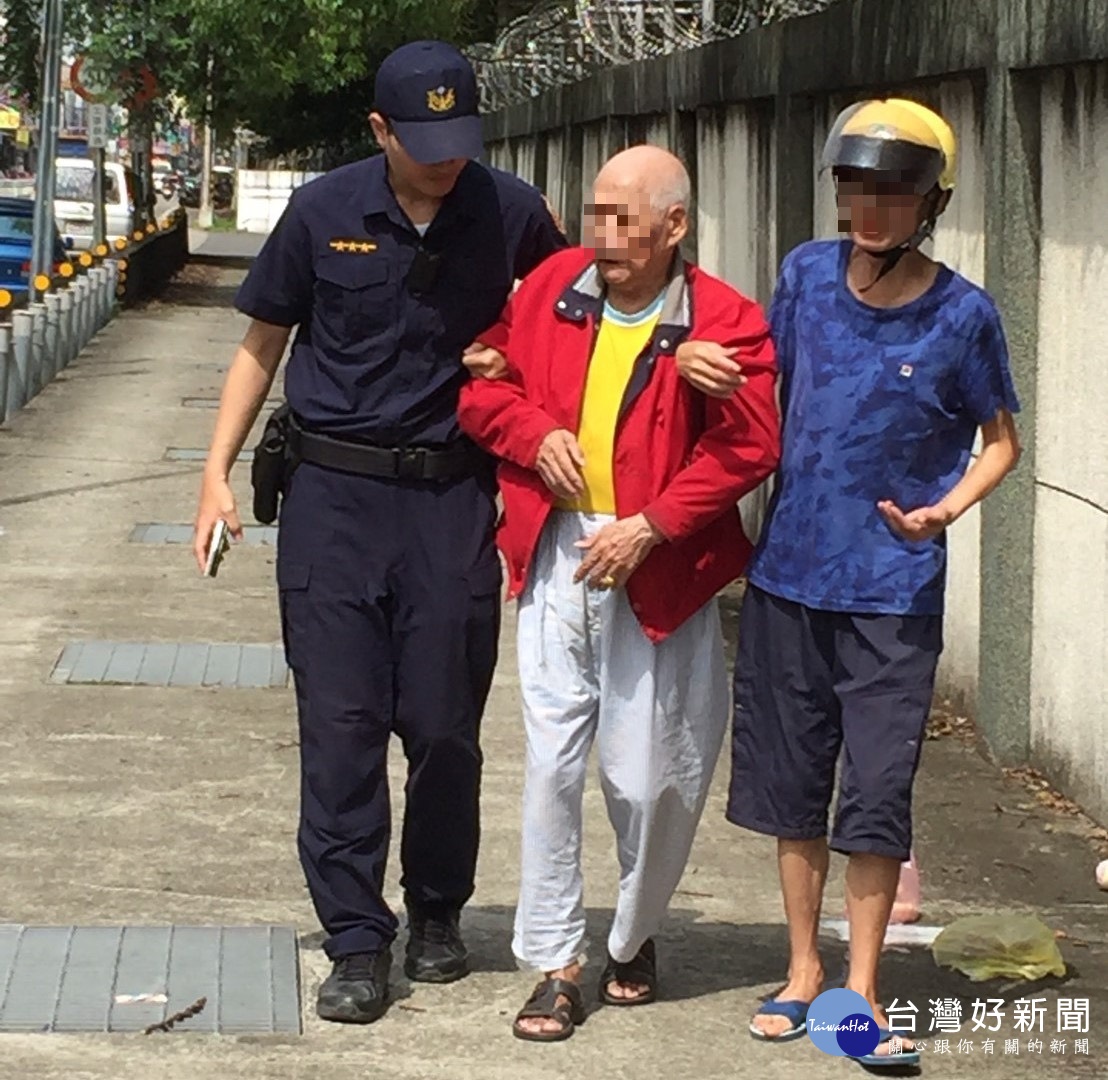 高齡老翁烈日下蹲坐路旁　龍潭暖警協助返家 台灣好新聞 第1張