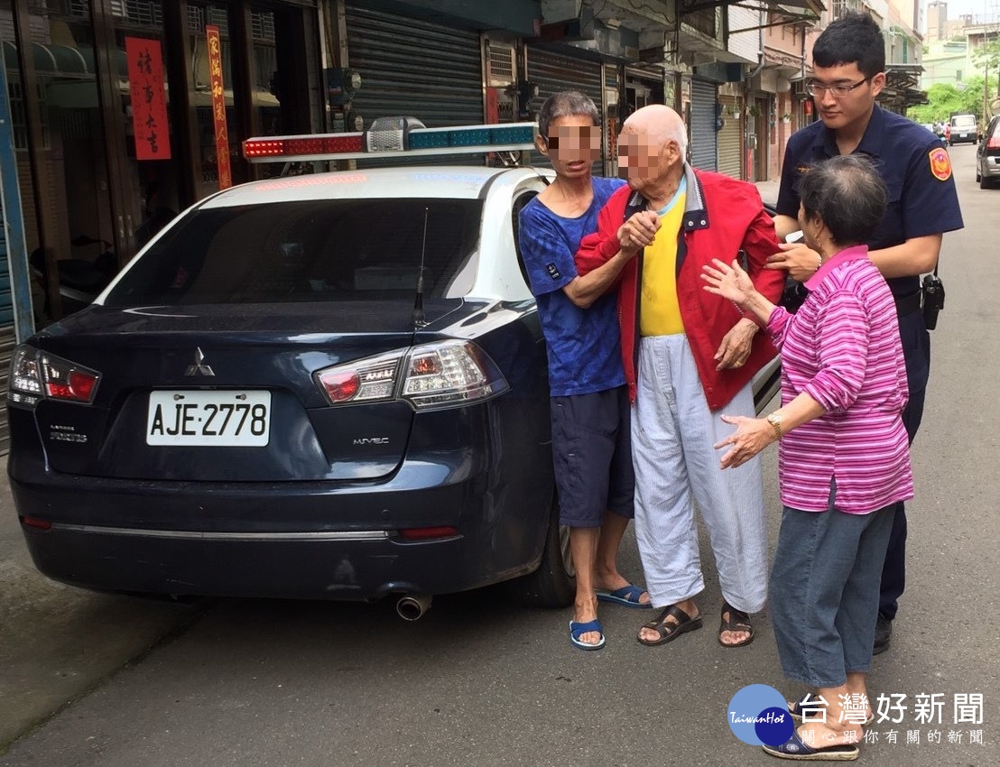 高齡老翁烈日下蹲坐路旁　龍潭暖警協助返家 台灣好新聞 第2張