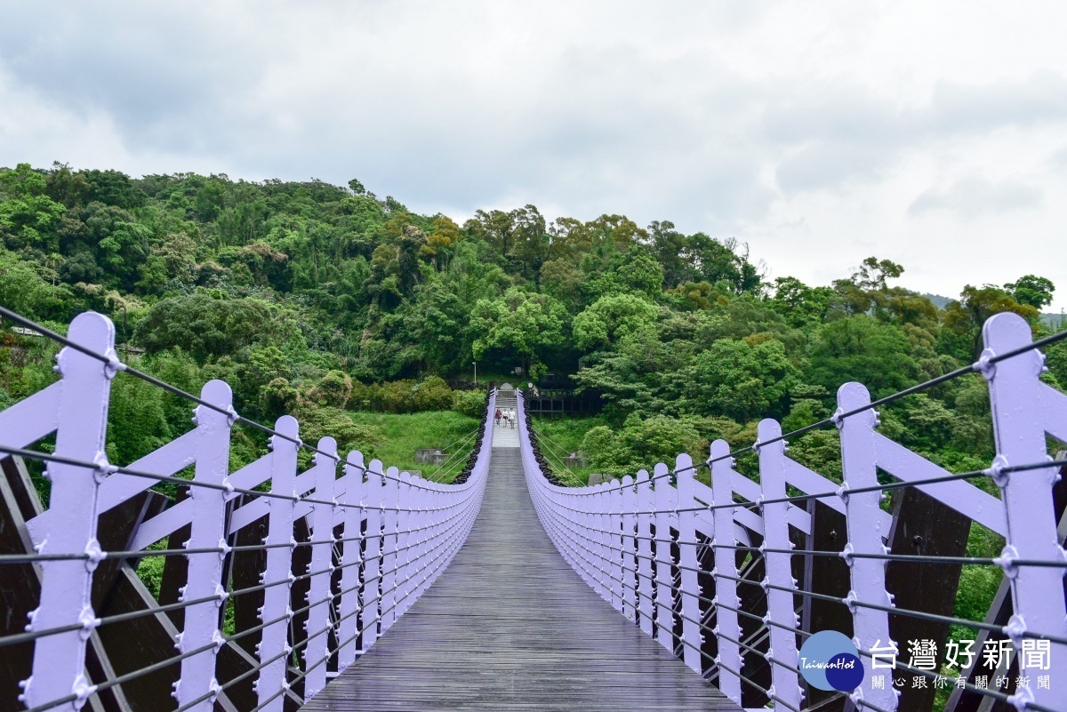 橫越大崙頭山及忠勇山谷間的白石湖吊橋（圖／北市大地工程處提供）