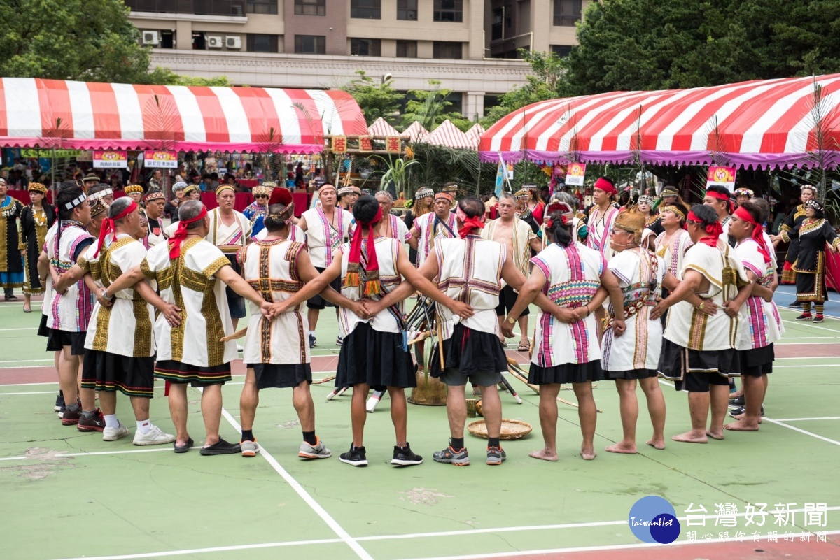 射耳祭包括「祭典前的打獵」(qanup)、「對空鳴槍傳訊息」(patinqal)、「迎接獵人」(matinpasdu)、「祭獵槍」(pislahi)等過程