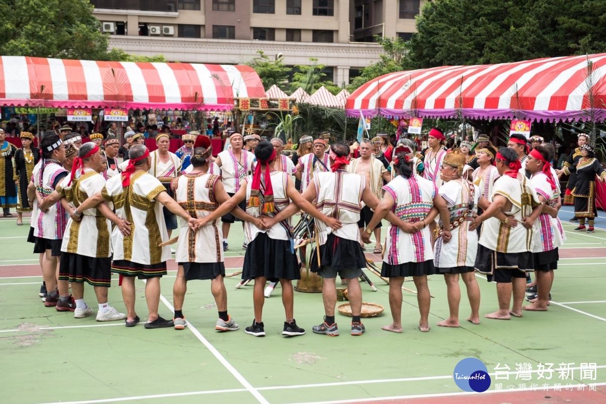 射耳祭包括「祭典前的打獵」（qanup）、「對空鳴槍傳訊息」（patinqal）、「迎接獵人」（matinpasdu）、「祭獵槍」（pislahi）等過程