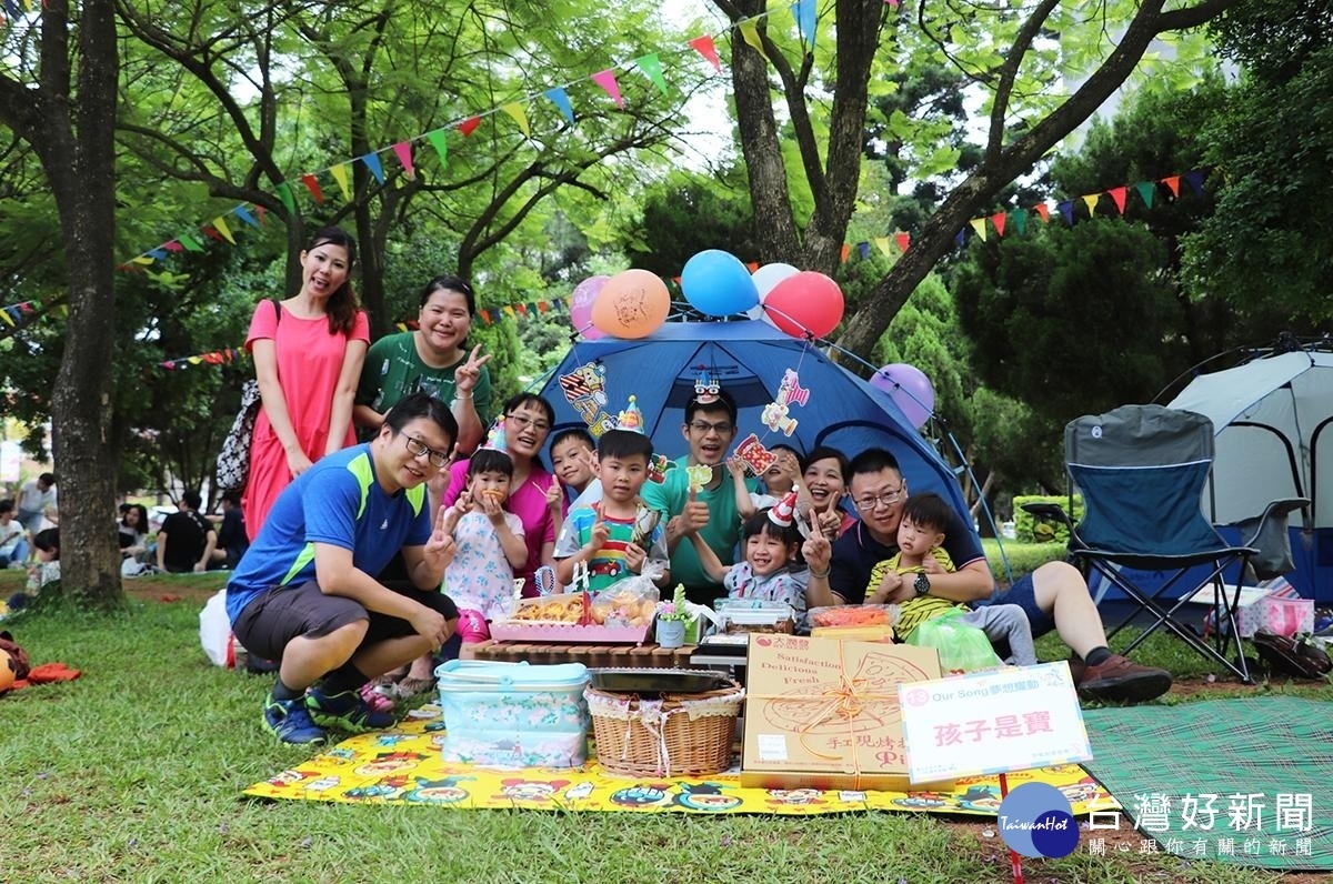 中央大學校慶野餐創意競賽，大手攜小手，場面溫馨。