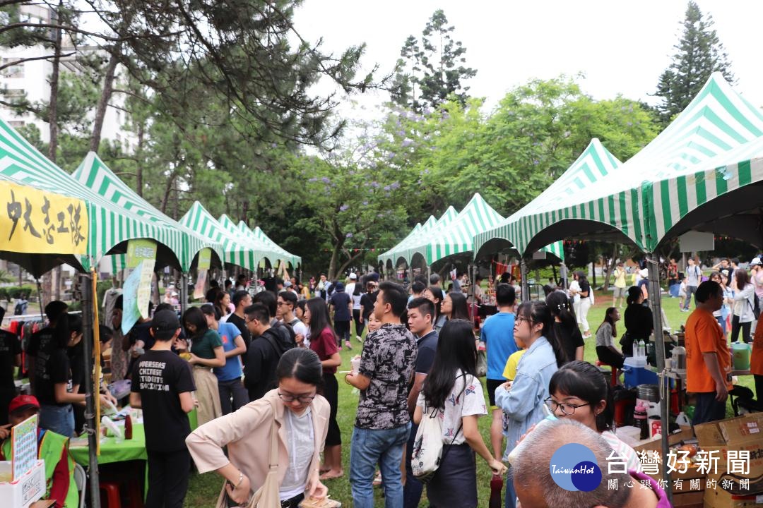 今年擴大辦理的創意市集,廣邀校外攤家來擺攤,並首次推出「友善農作類」,一整天人潮川流不息。