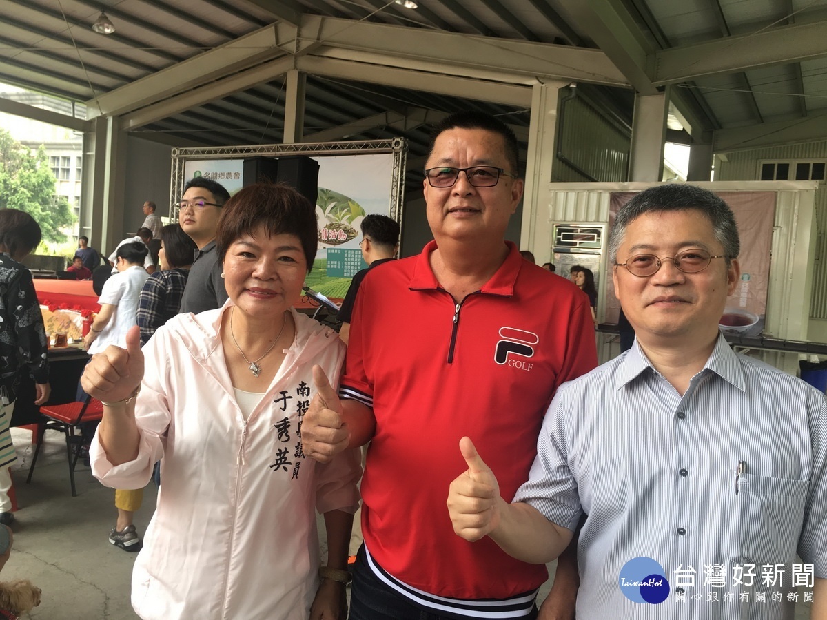 謝孟霖(中)獲雙料冠軍十分難得。(記者扶小萍攝)