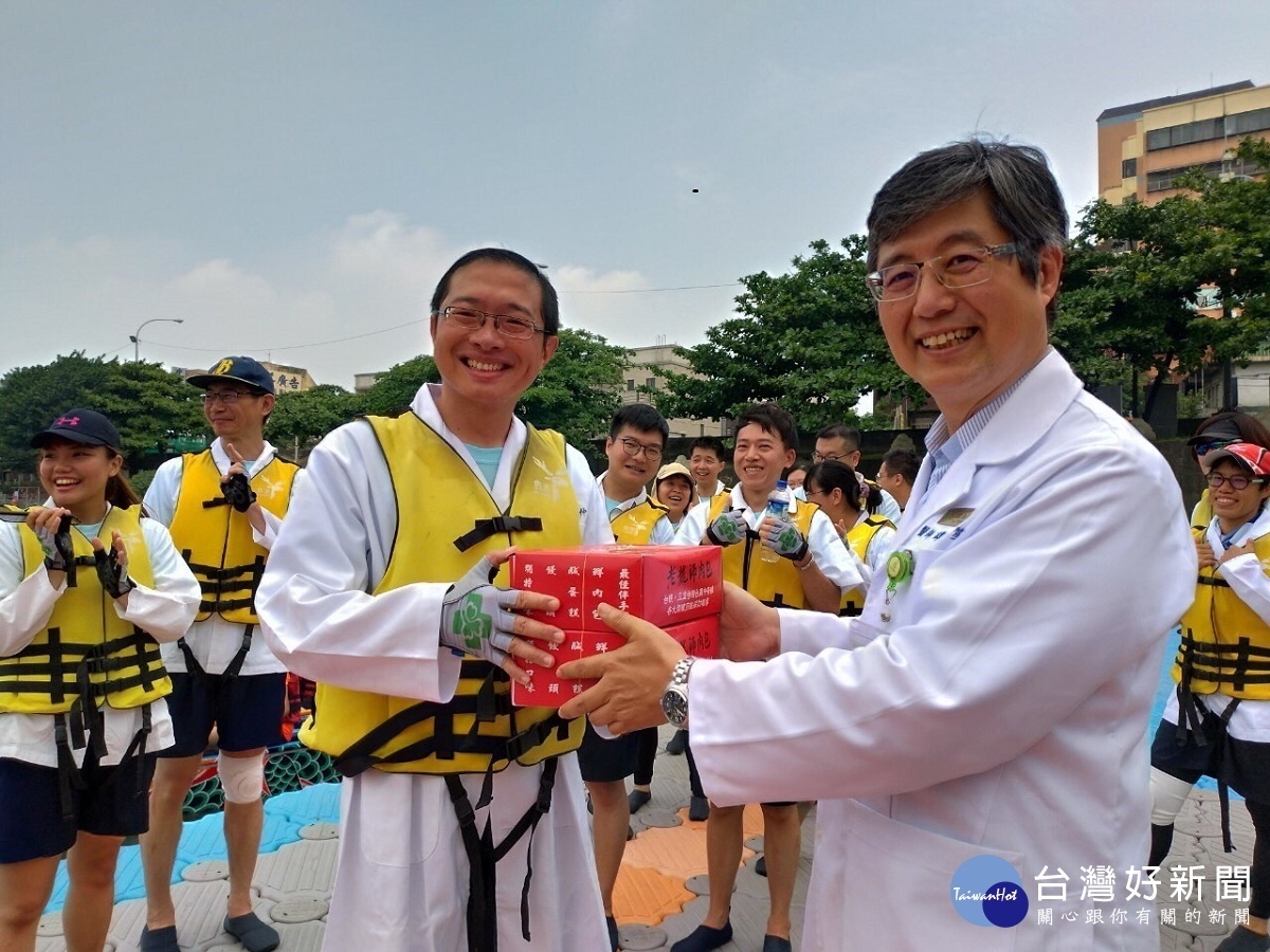彰濱秀傳譚台笙副院長到練習場送肉包慰勞辛苦的醫師們。