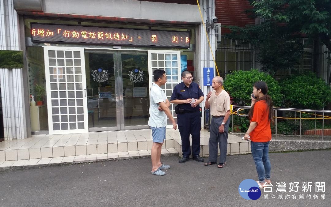電動車沒電老翁卡路中　警協查身分助返家 台灣好新聞 第2張