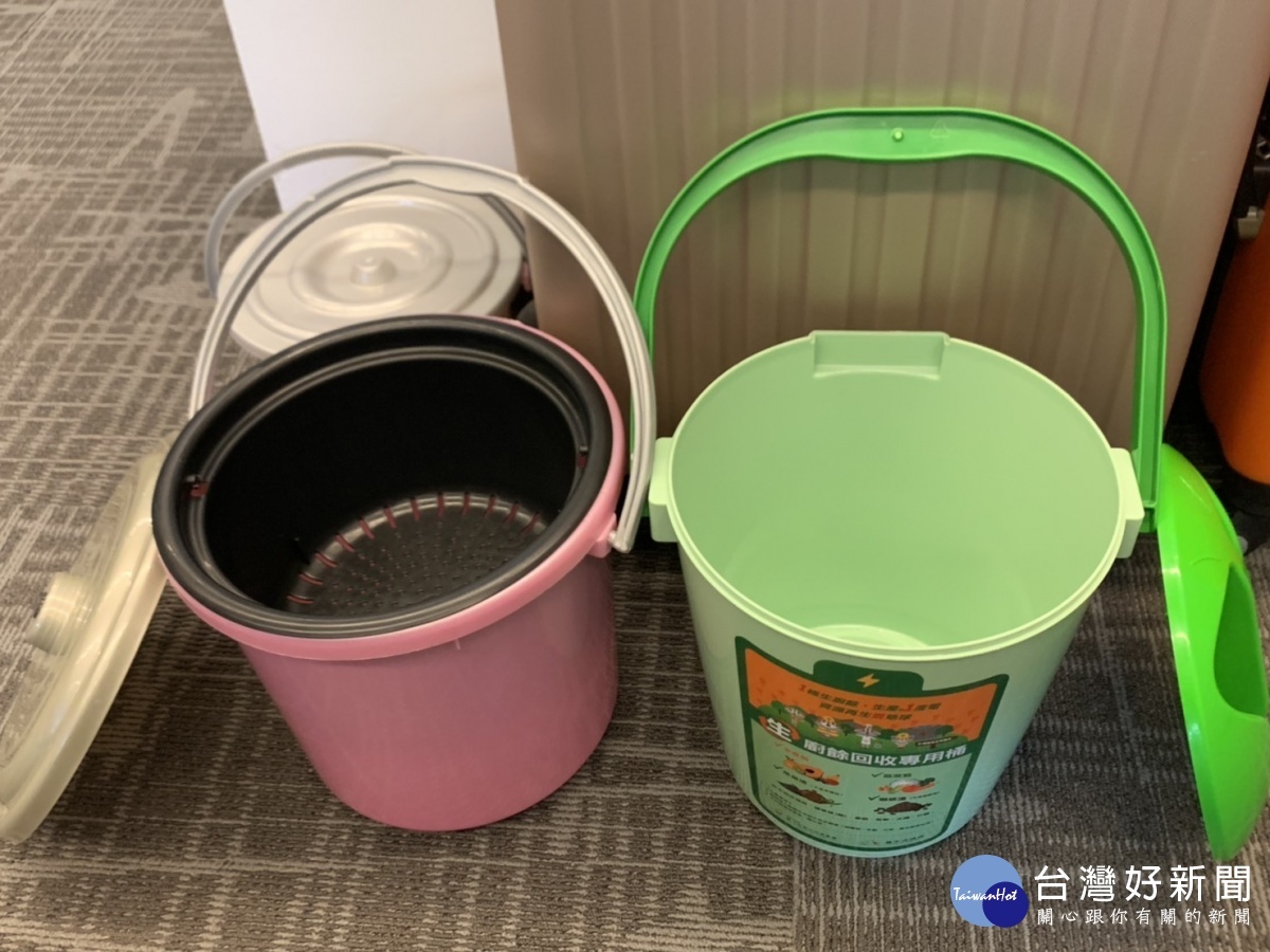 右為綠圓寶廚餘桶，左為市面購買之廚餘桶。