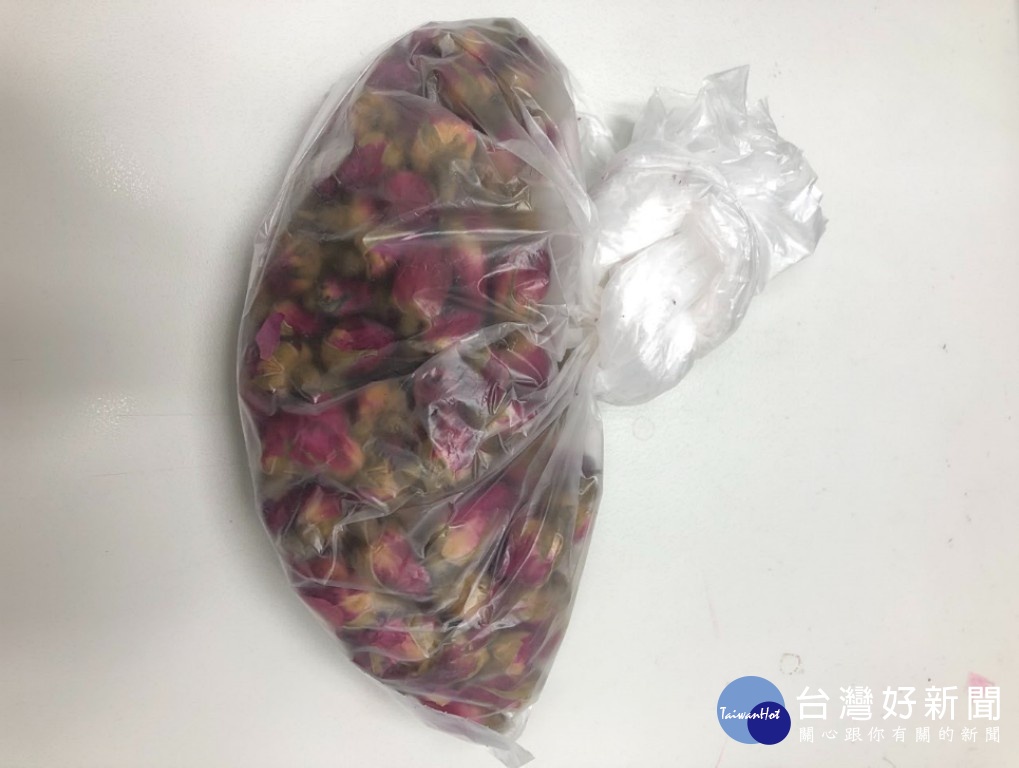北市衛生局表示,位於台北市北投區的「少帥禪園」,其所販賣的「紅玫瑰花」,則被檢出殺蟲劑Methomyl納乃得0.06ppm(殘留極限標準:不得檢出)、殺蟲劑Cyhalothrin賽洛寧0.12ppm(殘留極限標準:0.05ppm以下)。(圖/台北市衛生局)