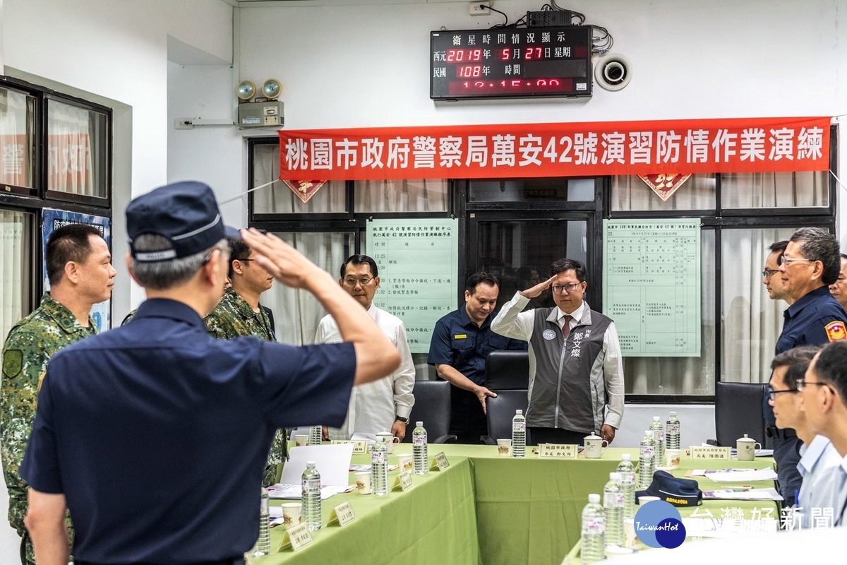 「桃園市108年軍民聯合防空萬安42號演習」中,桃園鄭文燦進駐災害應變中心。