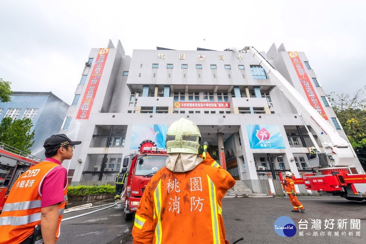 「桃園市108年軍民聯合防空萬安42號演習」中的災害搶救演練。