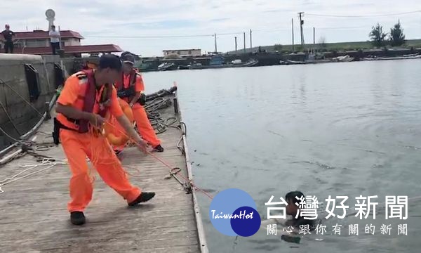 第四岸巡隊為提昇防救災觀念及事故發生救援能力，舉辦「聯合區域搜救暨漁港安全綜合演練」，強化聯合救援機制，確保鄉親安全。（記者陳昭宗拍攝）