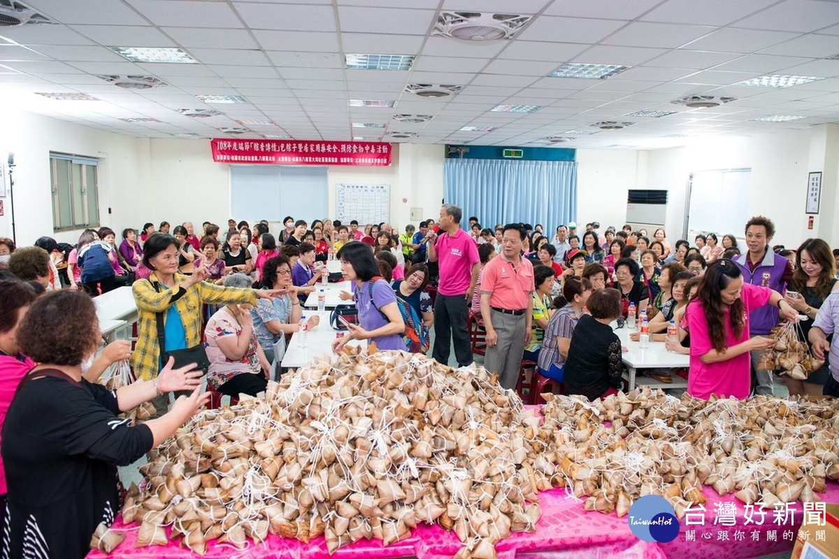 「108年端午節粽香傳情包粽子」活動中，八德區大同社區發展協會理事長吳淑惠和志工們一起努力包出了2000多顆愛心肉粽。