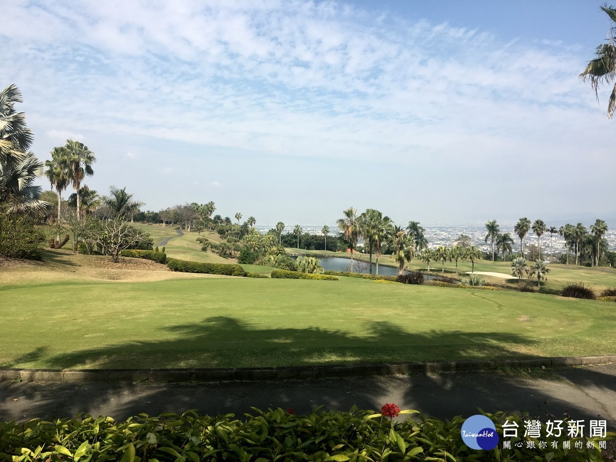 南峰高球場場地不錯,週邊風景優美。