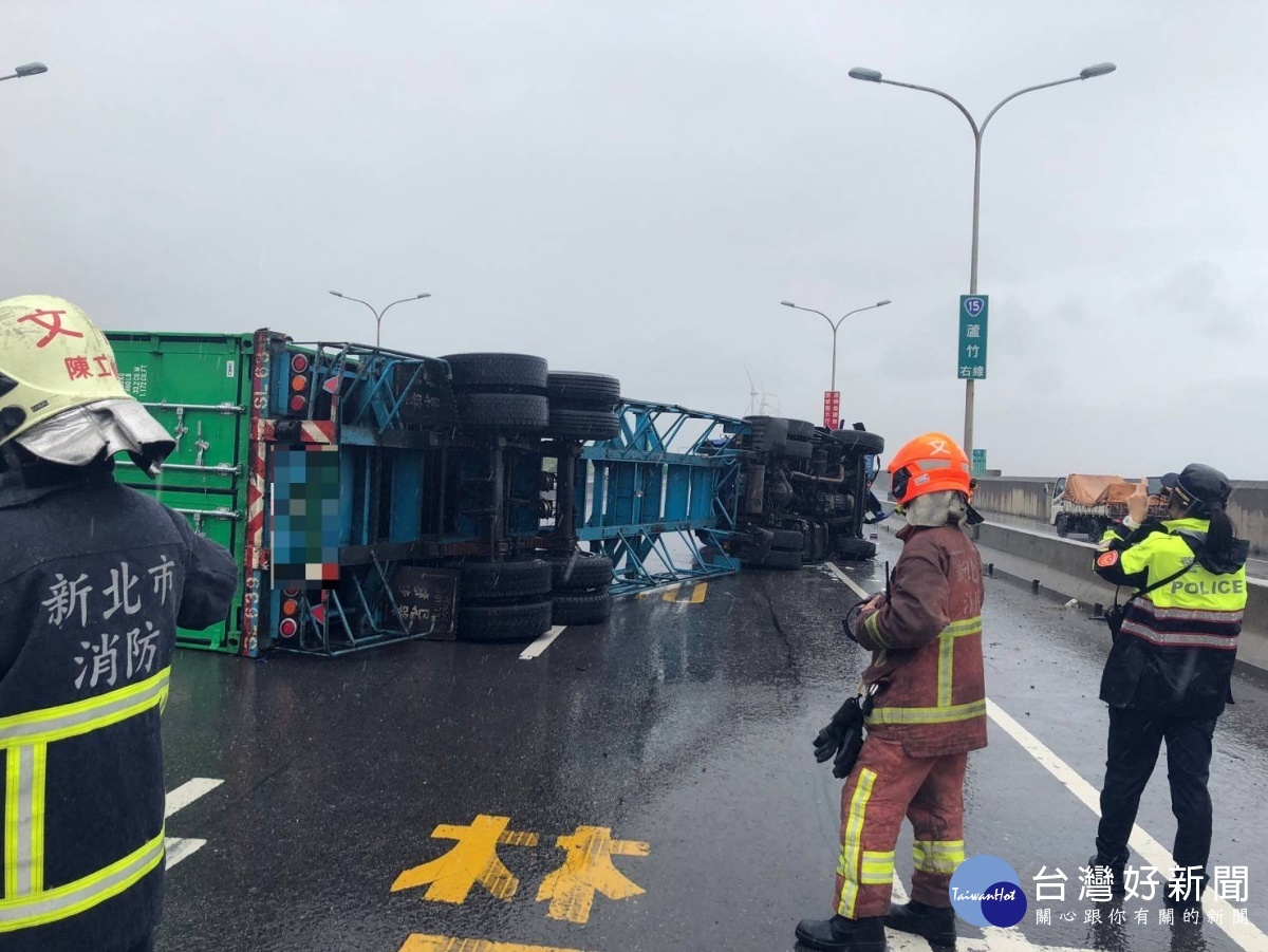 暴雨路滑開車小心 濱海快速道路聯結車翻覆