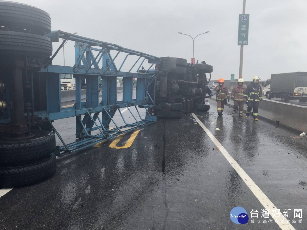 暴雨路滑開車小心 濱海快速道路聯結車翻覆