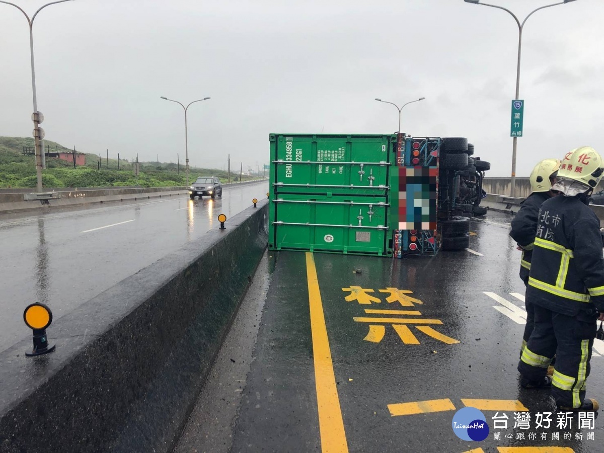 暴雨路滑　台61西濱快速道路聯結車失控翻覆　 台灣好新聞 第3張