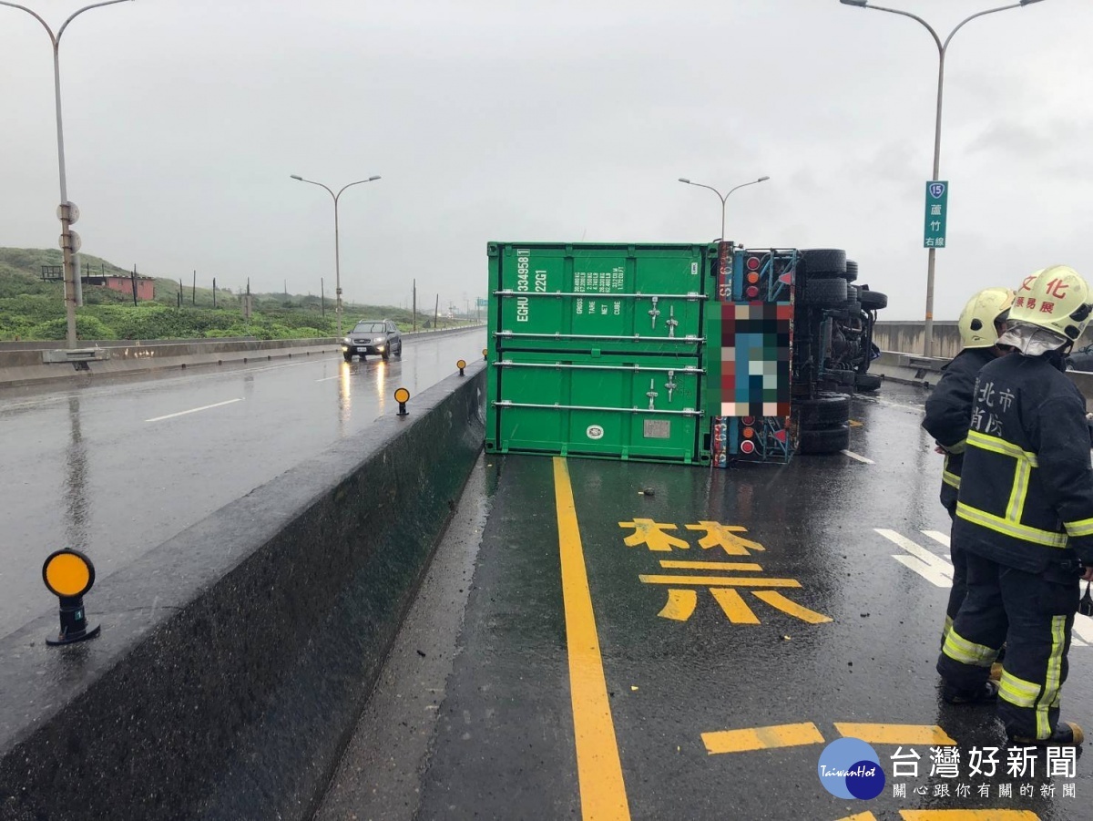 暴雨路滑開車小心 濱海快速道路聯結車翻覆