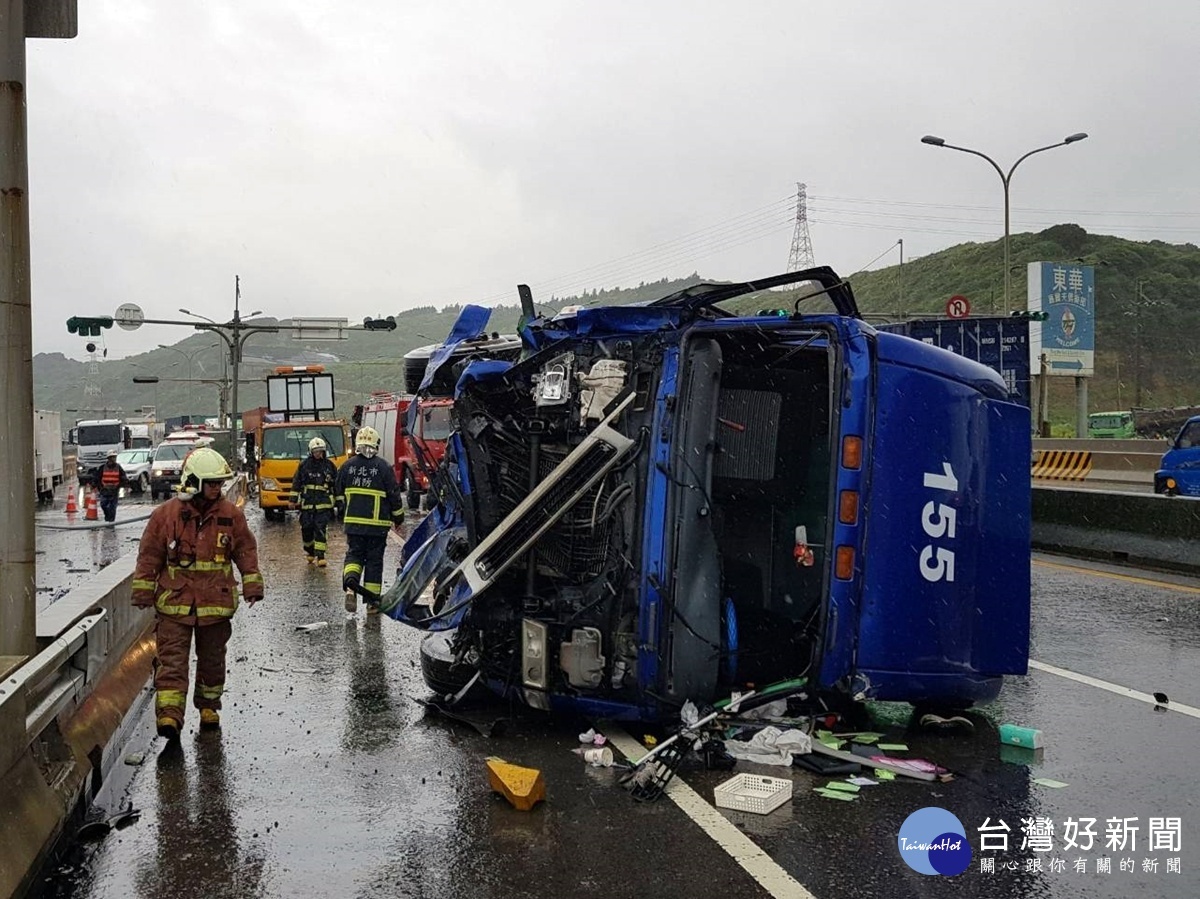 暴雨路滑　台61西濱快速道路聯結車失控翻覆　 台灣好新聞 第1張