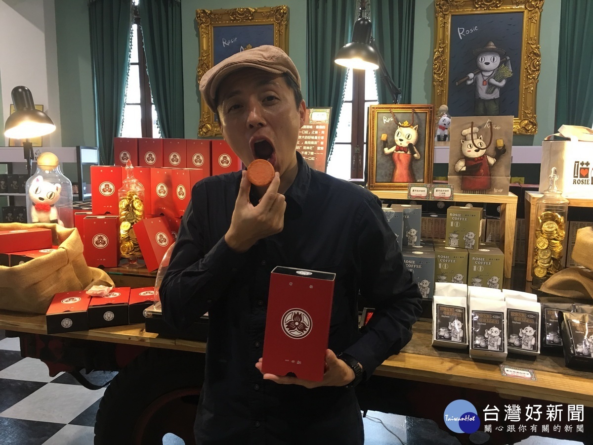 林修弘經理推薦一口紅義賣助華山。(記者扶小萍攝)