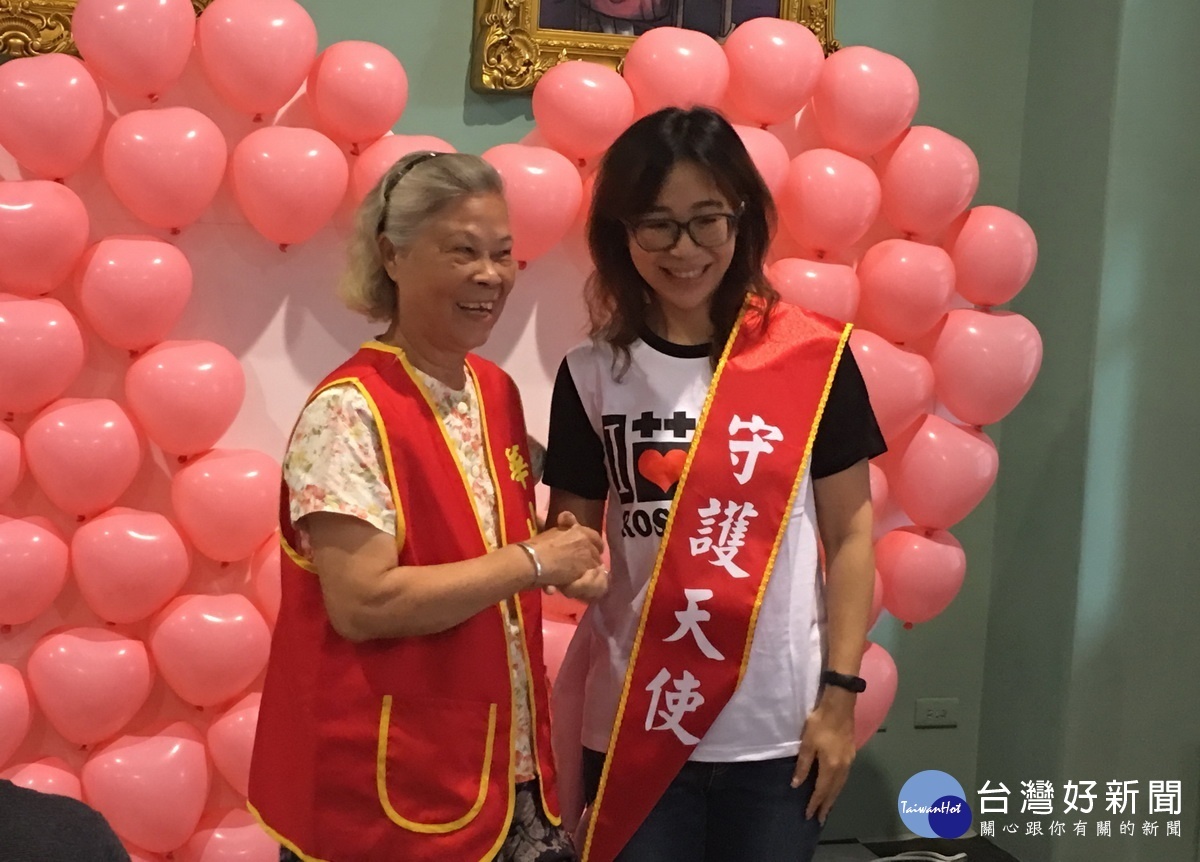 長輩為林怡鳳披彩帶。(記者扶小萍攝)