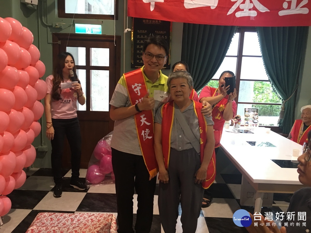 義工們和長輩合影分享心得。(記者扶小萍攝)