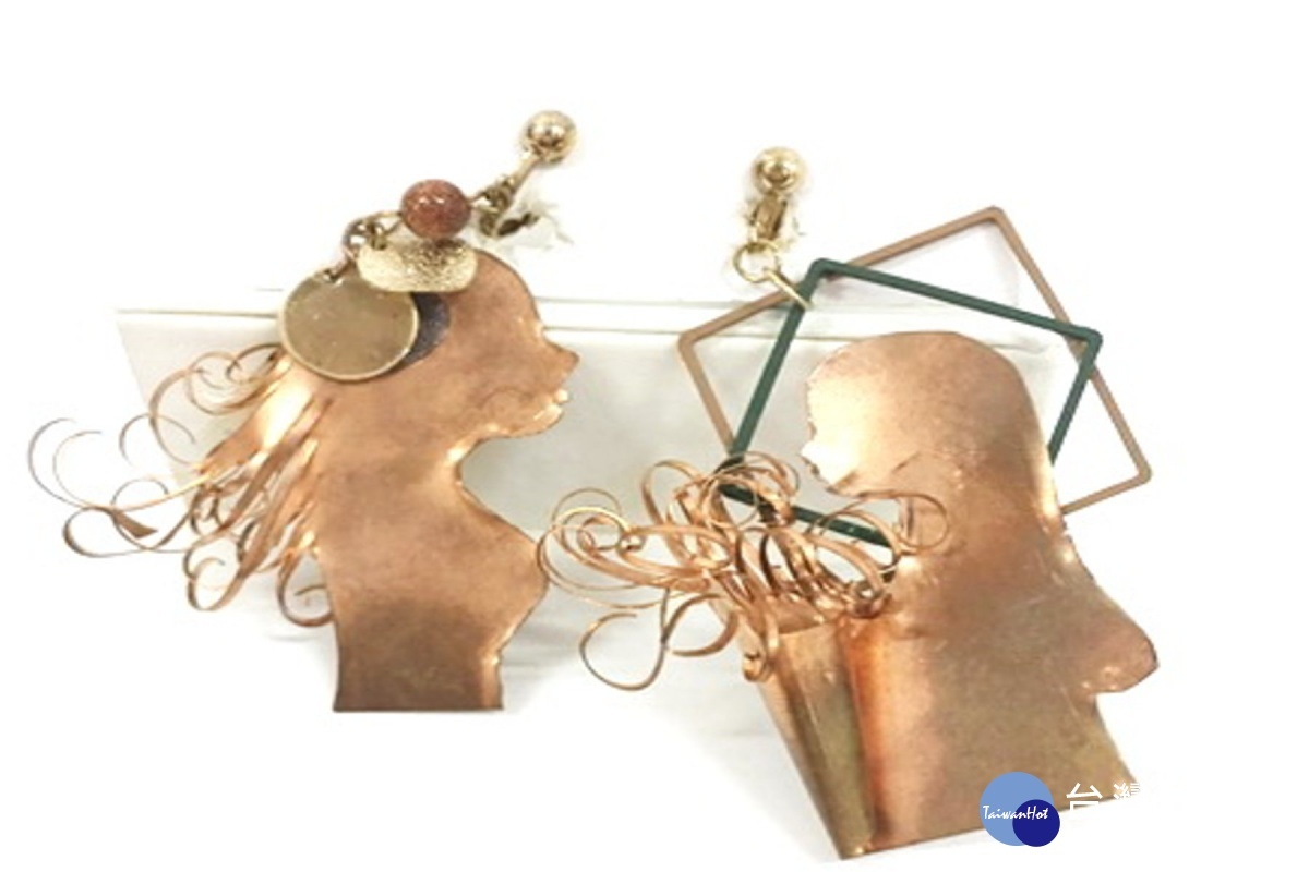 生動的女郎圖耳環，贏得金工創意設計組第一名。