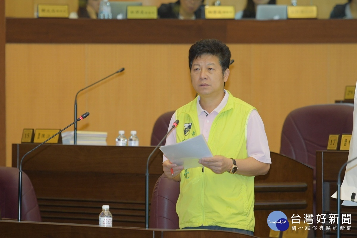 市議員邱佳亮呼籲市府針對區域排水系統積極改善。(圖／桃園市議會提供)