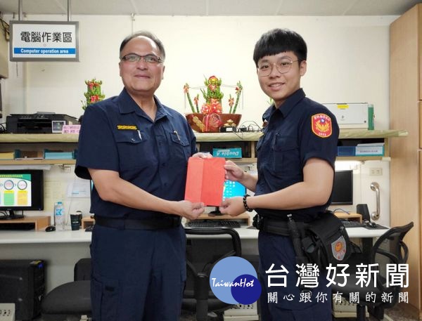 北辰所員警獲知民眾遺失錢包PO網協尋,主動偵查調閱附近監視器畫面,找回遺失的金錢及單車,深獲民眾肯定讚許。