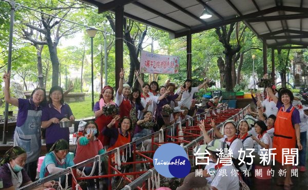 雲林家扶莪馨會與五條港安西府志工媽媽合力包肉粽,送愛心到沿海偏鄉弱勢家庭。