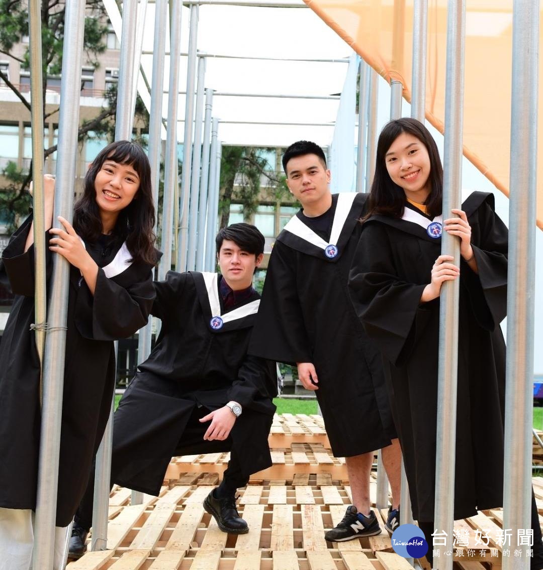 中原大學畢業季「全人展翅•夢想起飛」，「未來的光井」裝置藝術為畢業生獻上祝福。