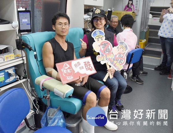 北港警分局為慶祝警察節，結合警友會北港辦事處舉辦捐血活動，許多員警和民眾熱烈響應，以熱血凝聚愛心，傳承生命力。(記者陳昭宗拍攝)