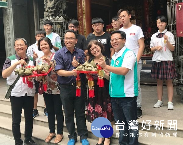 蔡岳儒議員與婦幼協會、家扶中心及武德宮包製4500顆「武財神平安粽」與「金榜題名粽」與弱勢家庭分享,慶賀端午佳節。(記者陳昭宗拍攝)