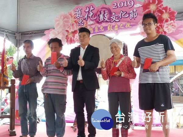 褒忠公所舉辦「2019花鼓文化節」宣傳活動，鄉長陳建名與來賓一同包製應節肉粽，並發放端午禮金給鄉內弱勢族群，祝賀端午節快樂。（記者陳昭宗拍攝）