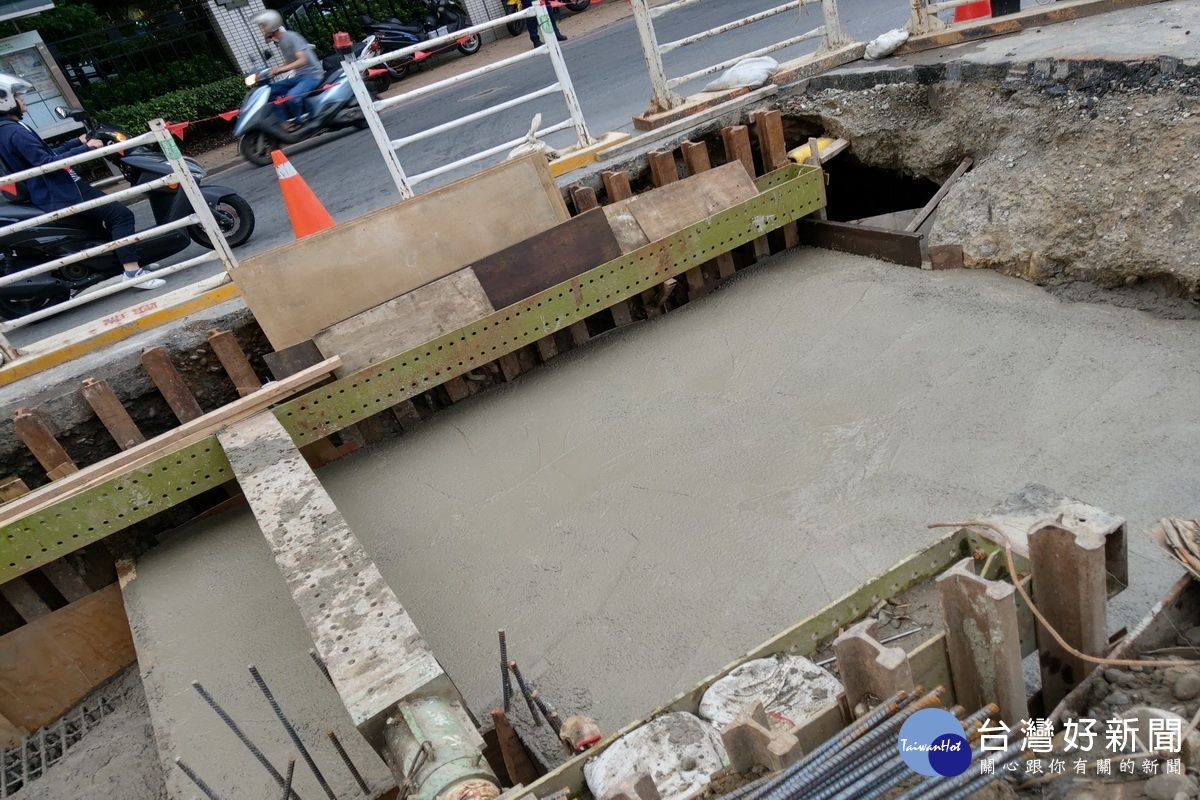 「桃林鐵路(山鶯路)雨水下水道工程」採取分流方式新建排水箱涵,經由荒廢閒置的桃林鐵路下方排入南崁溪。