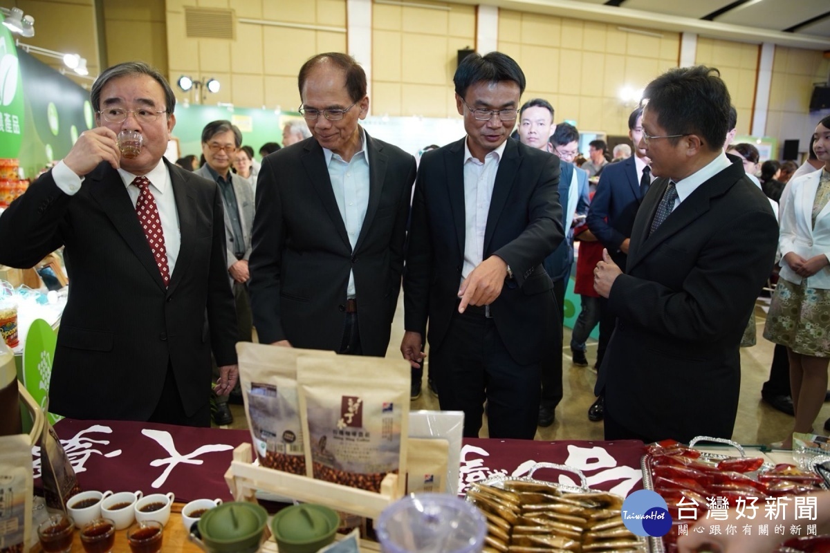 戴文雄校長(右)為長官們解說。