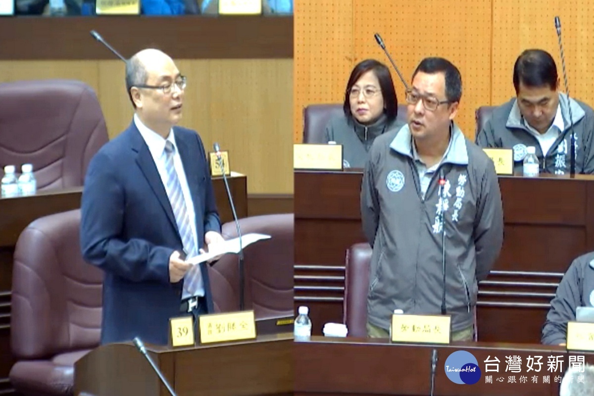 針對長榮航空勞資爭議及可能引發的罷工事件,桃園市議員劉勝全質詢市府勞動局長陳靜航。