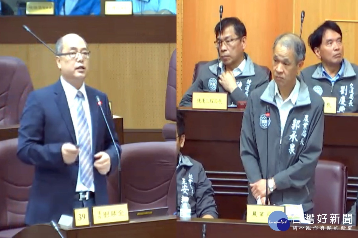 針對農業局預算執行及農舍興建問題,桃園市議員劉勝全質詢農業局長郭承泉。