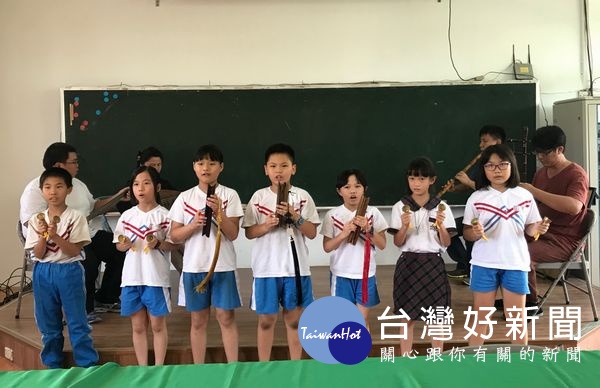 汾雅齋南管樂團在縣議員蔡岳儒的支持與鼓勵下,於北港地區的校園札根,期盼植下的南管種子,有一天會萌芽茁壯。(記者陳昭宗拍攝)