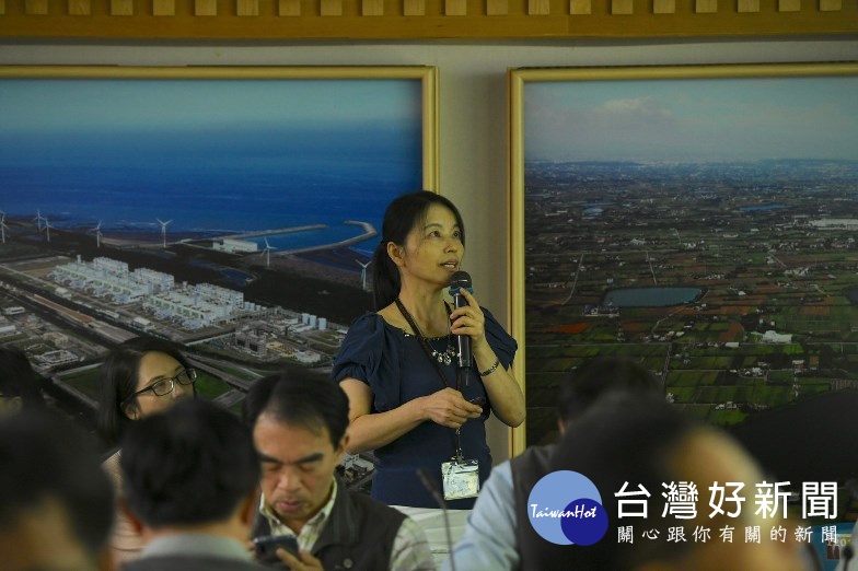 桃園市社會企業中心執行長黃妙兒進行簡報