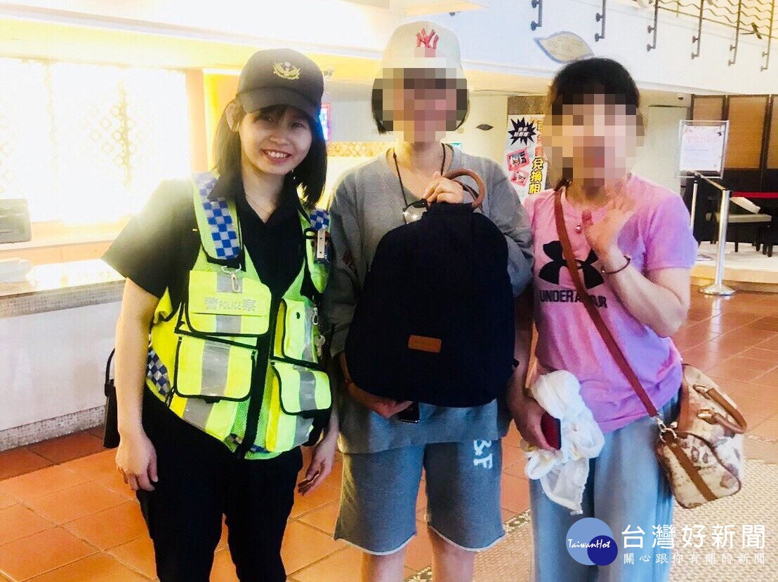 陸客遺失後背包　女警調閱監視器協助尋回 台灣好新聞 第1張