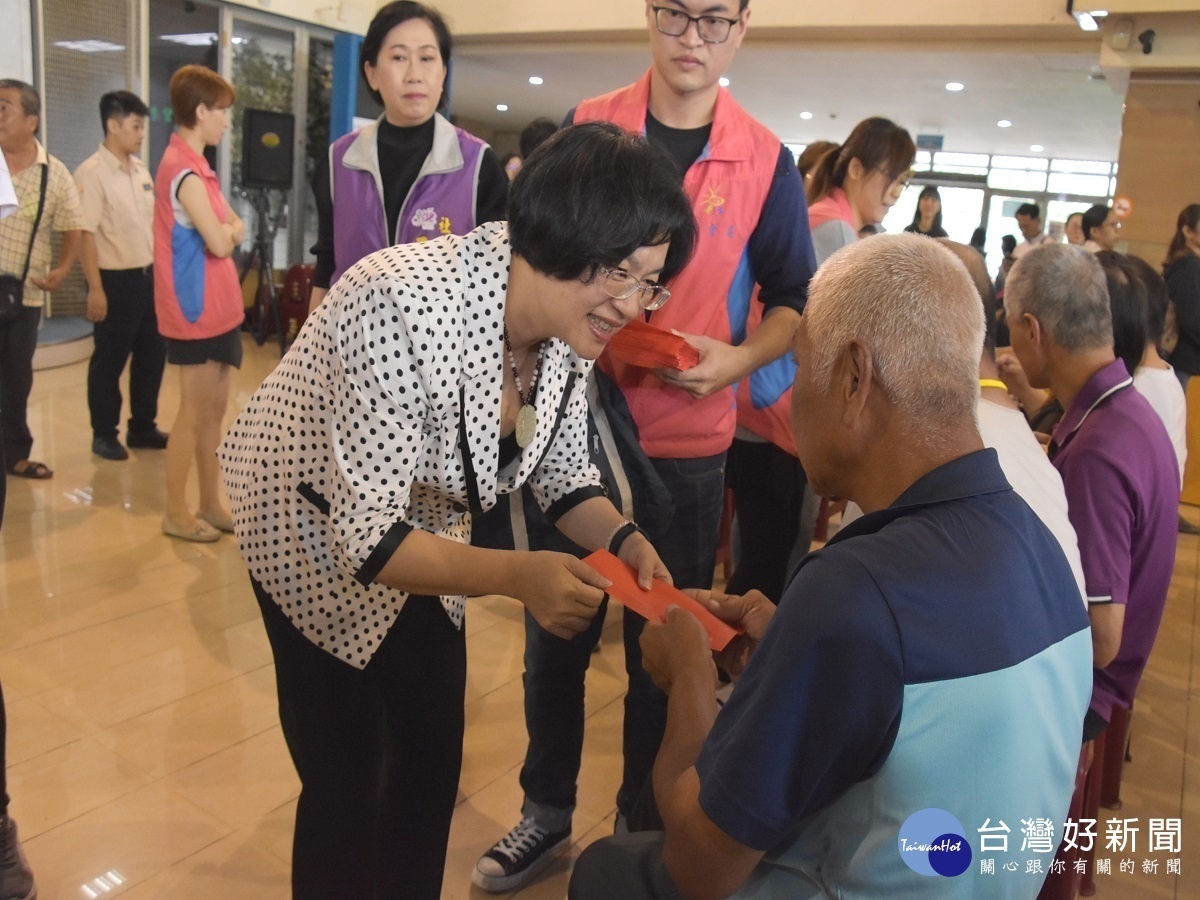 王惠美結合民間力量 端午節關懷經濟邊緣戶