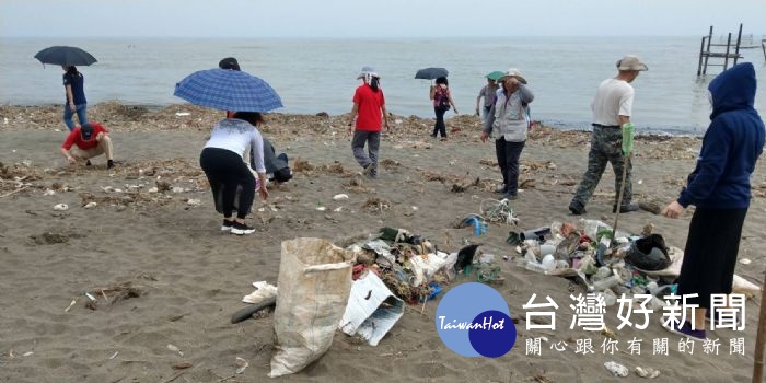 為了維護海岸環境，近百名環保志工在環保局的號召下，清理新街溪出海口出現的一批舊衣物與廢棄物。