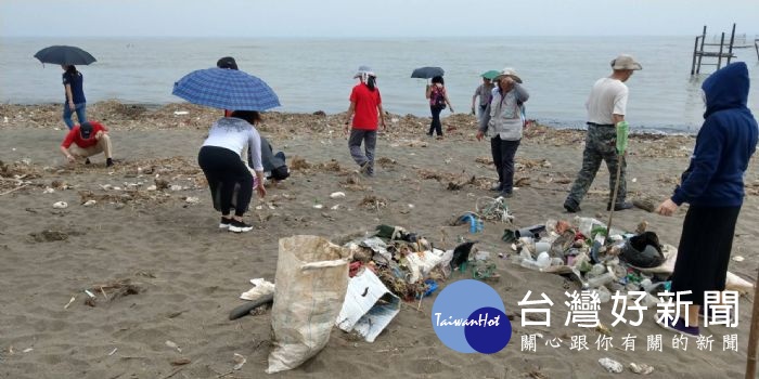為了維護海岸環境,近百名環保志工在環保局的號召下,清理新街溪出海口出現的一批舊衣物與廢棄物。