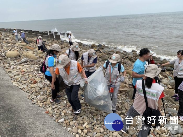 為了維護海岸環境，近百名環保志工在環保局的號召下，清理新街溪出海口出現的一批舊衣物與廢棄物。