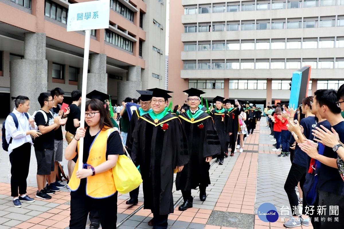 長庚大學107學年畢業典禮 畢業生承載祝福開創新頁