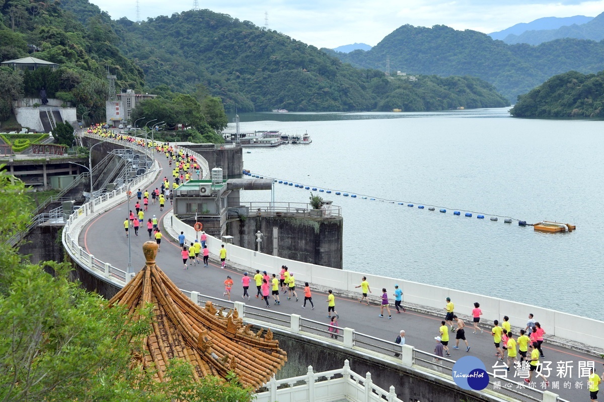 第一屆「2019 桃園ZEPRO RUN全國半程馬拉松」在石門水庫舉行,跑友們一起用跑步來感受媲美桂林山水的秀麗湖光山色。