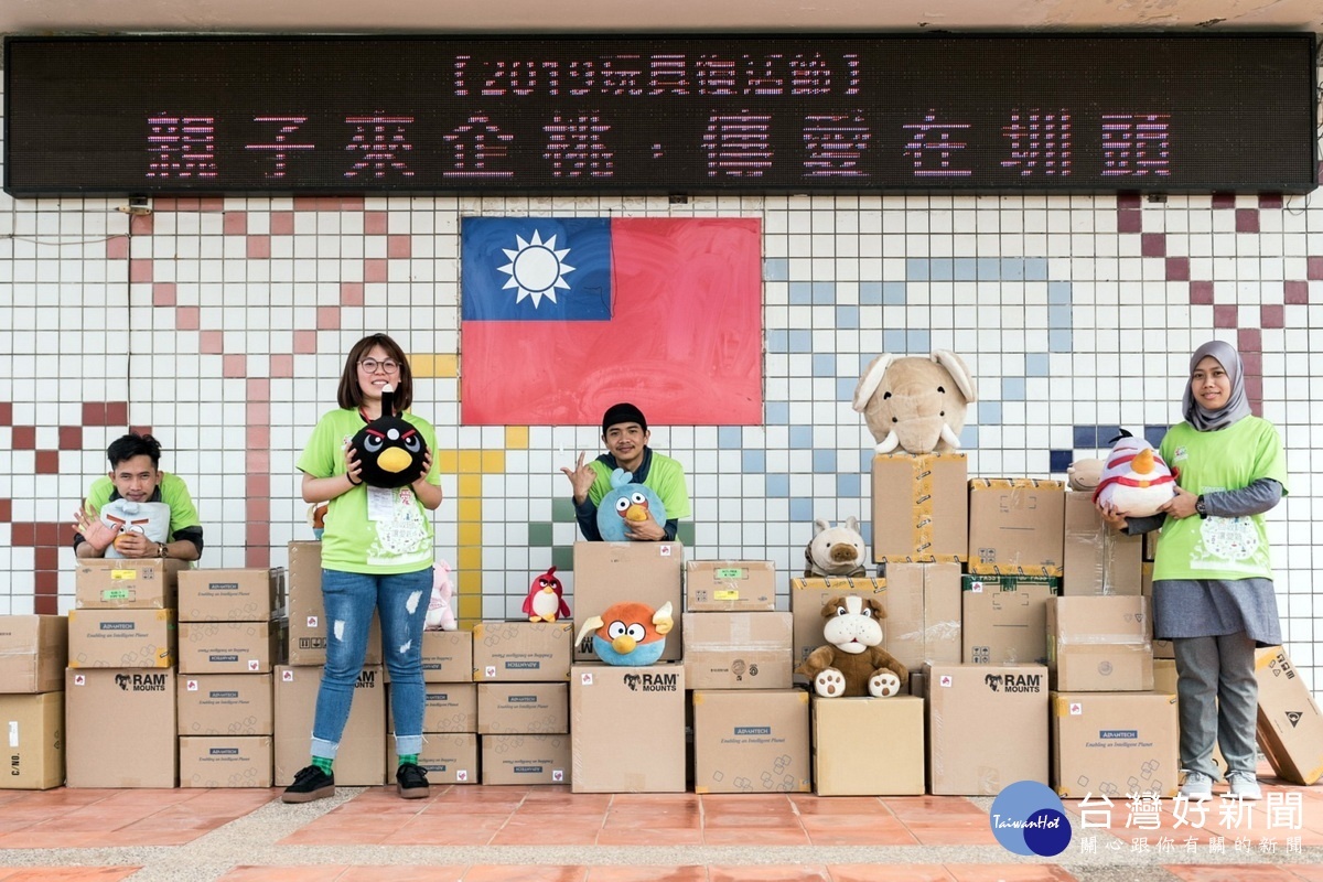 「親子來企桃,傳愛在圳頭」活動中,志工朋友們完成玩具封箱。